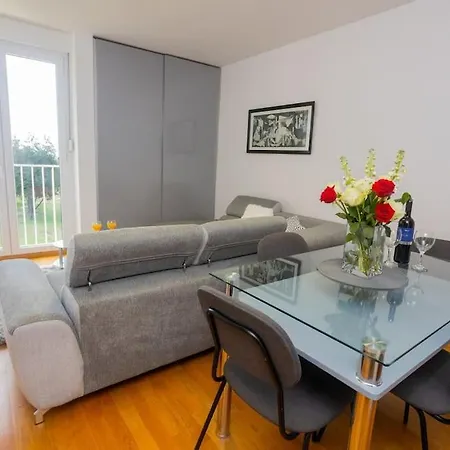 Bella Vista - Cozy With Easy Check-in And Free Parking Спліт