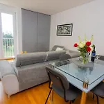 Bella Vista - Cozy With Easy Check-in And Free Parking Split