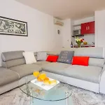 Bella Vista - Cozy With Easy Check-in And Free Parking Apartman